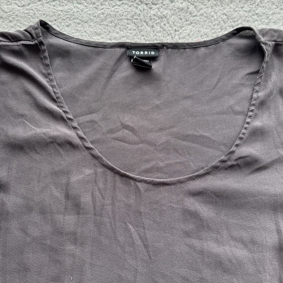 Torrid Short Sleeve T-Shirt Gray Women's Size 3 V-Neck Ruffled Comfortable Top - Picture 4 of 9